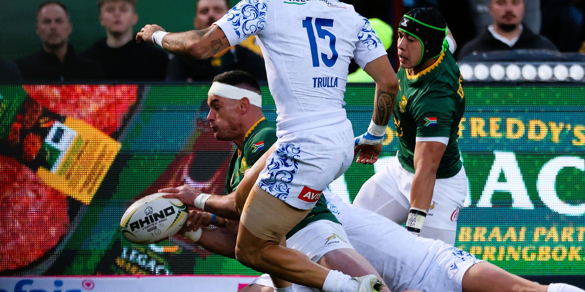 Jesse Kriel goes over for the first try of the Test.