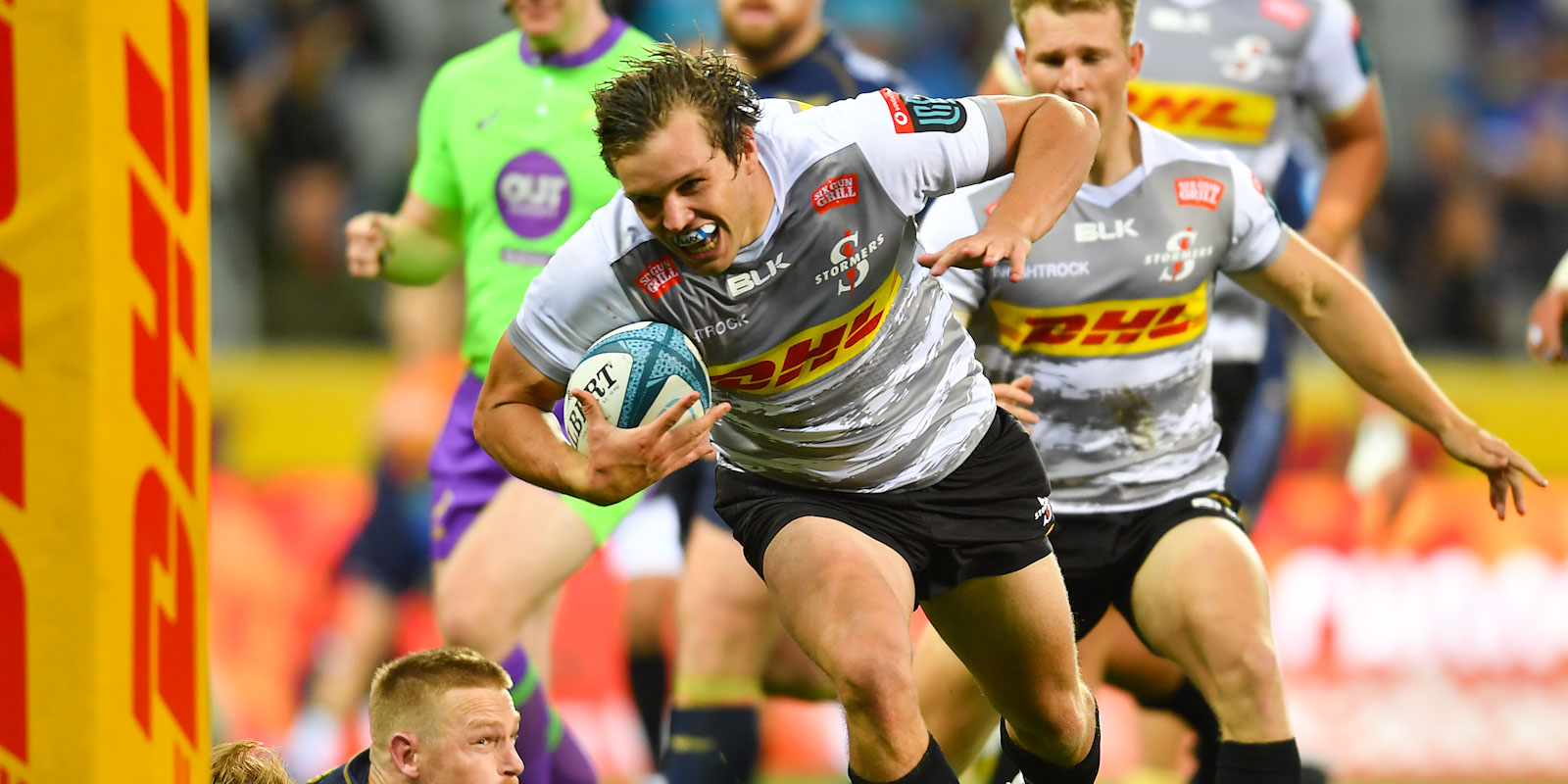 Dan du Plessis on his way to score for the DHL Stormers.
