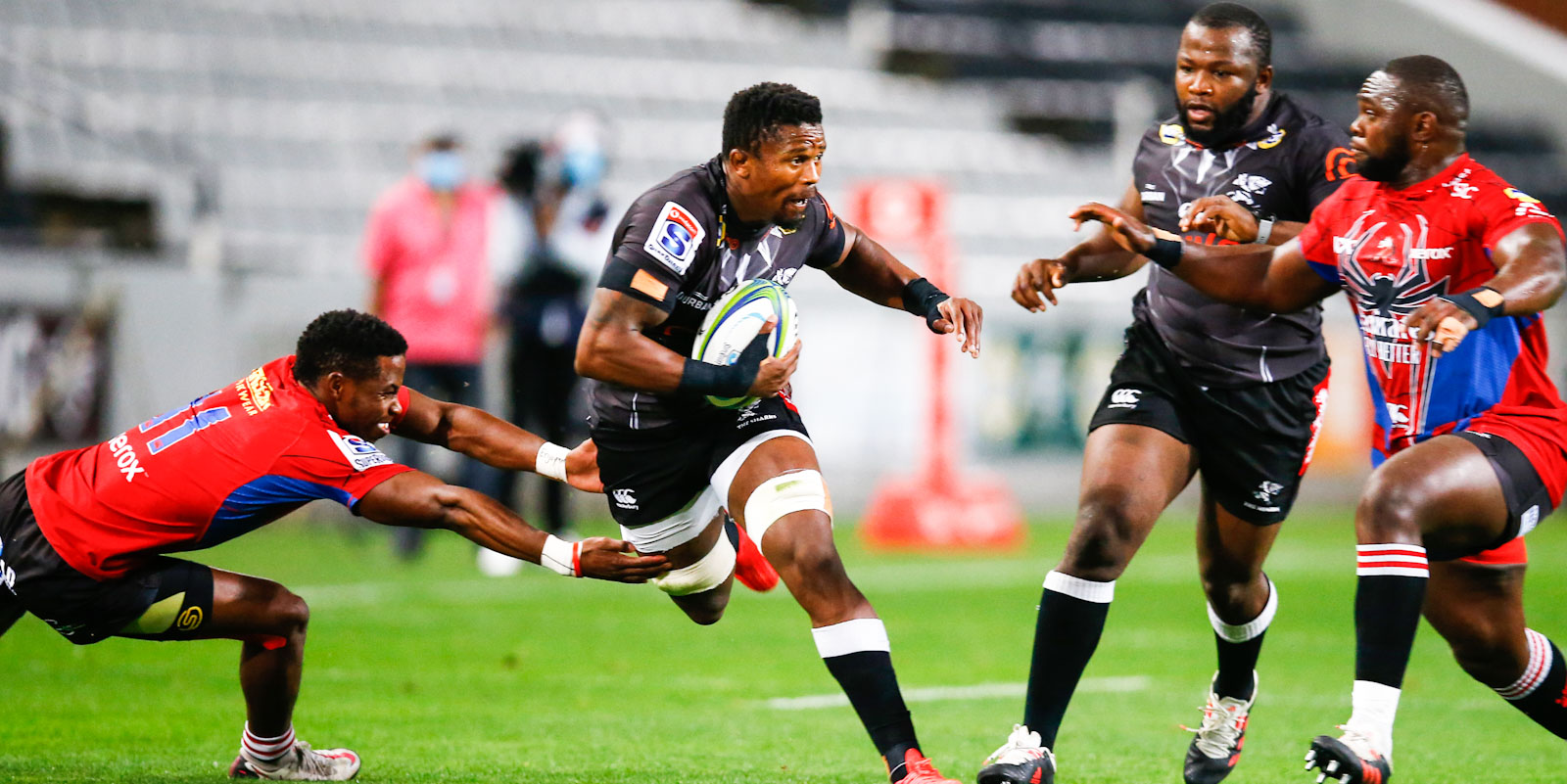 Sikhumbuzo Notshe on the charge for the Cell C Sharks