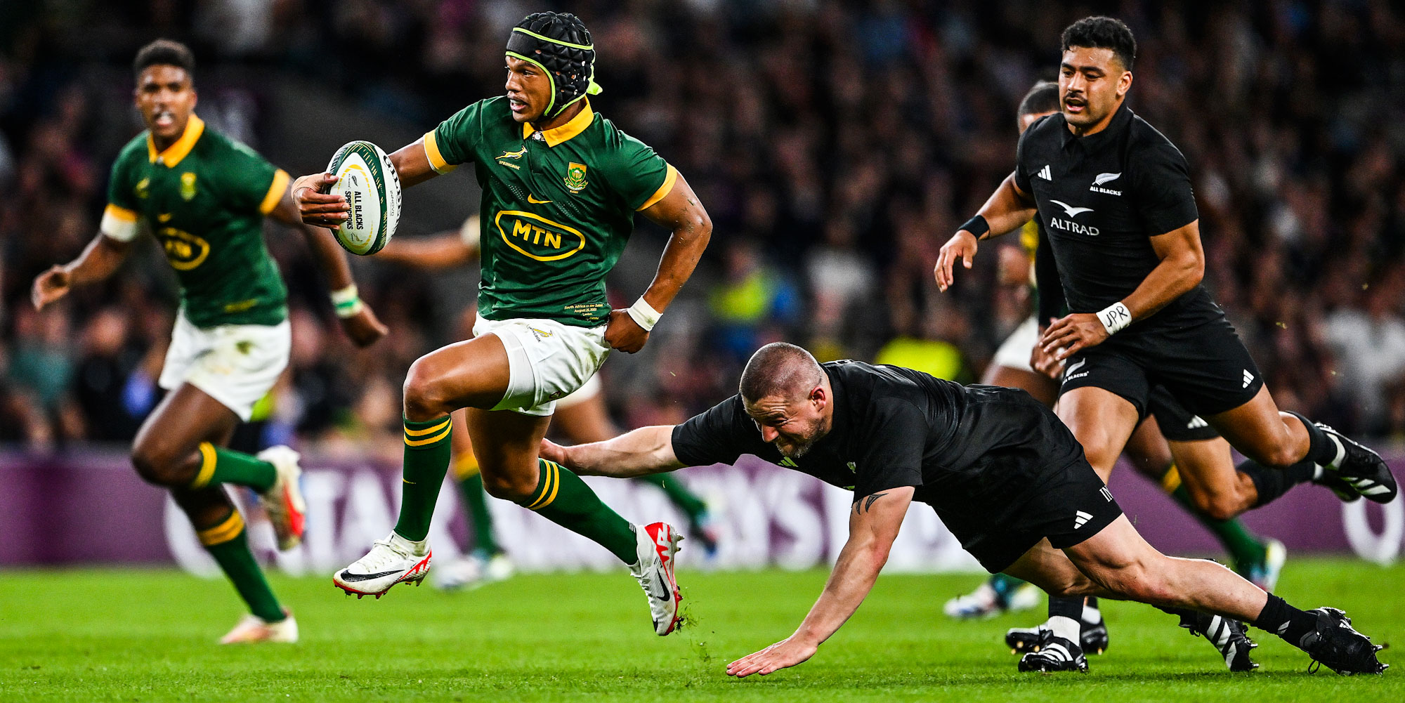 Kurt-Lee Arendse speeds away for his try as Dane Coles can't catch the Bok speedster.