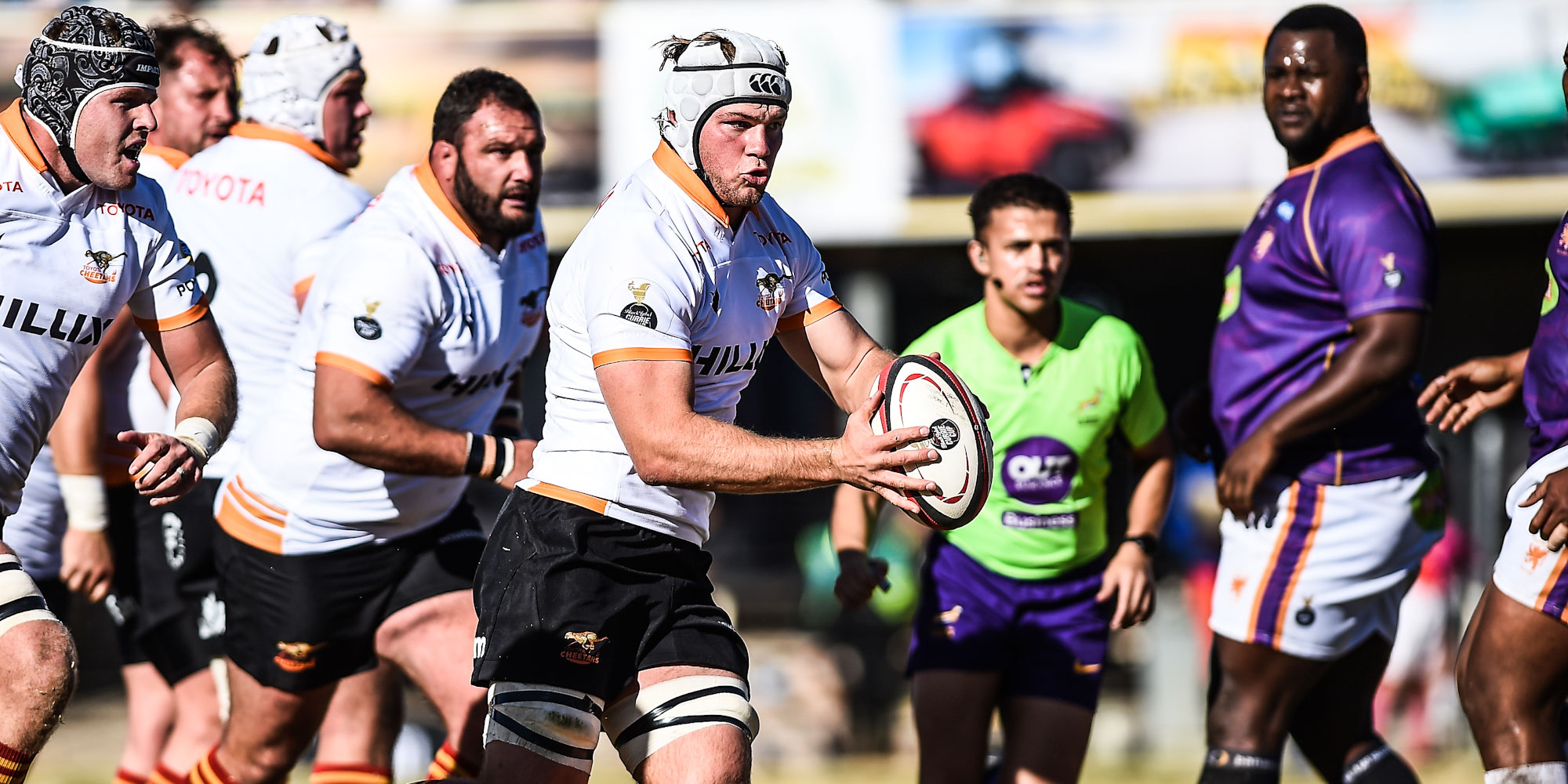 Neels Volschenk of the Toyota Cheetahs on the charge.