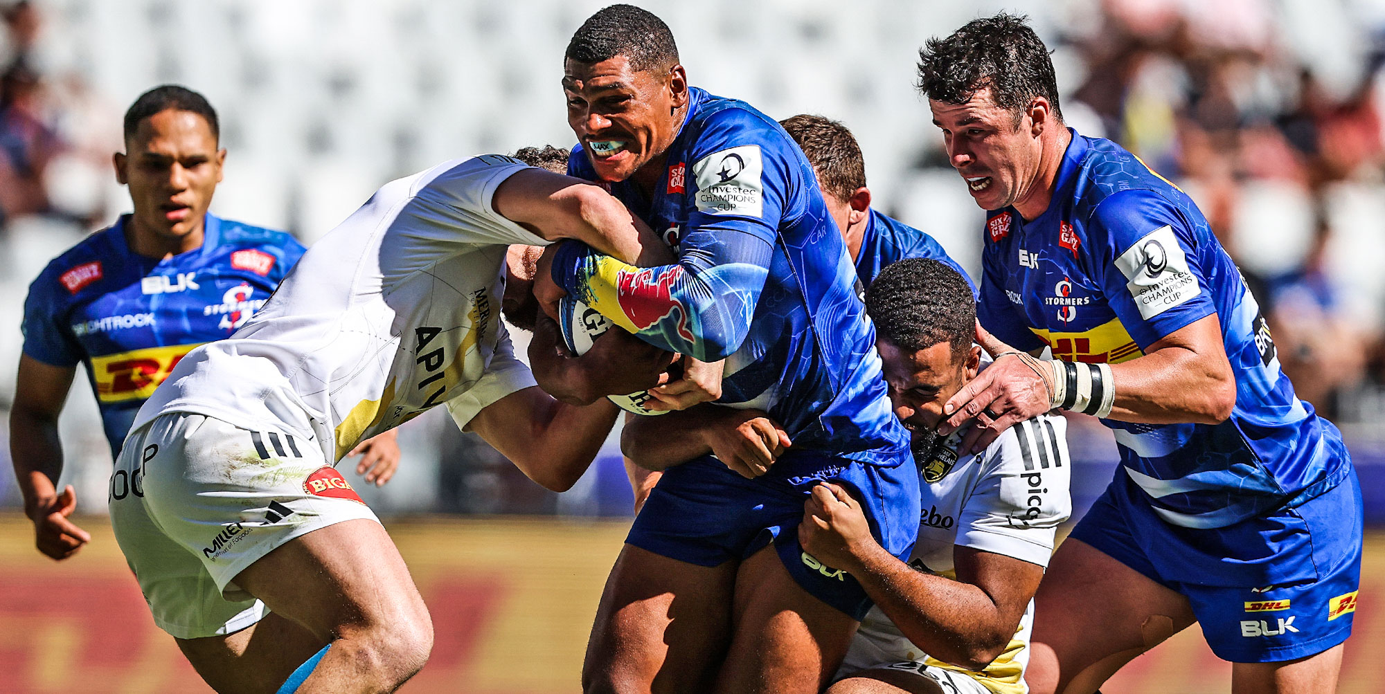A determined Damian Willemse fights for possession.