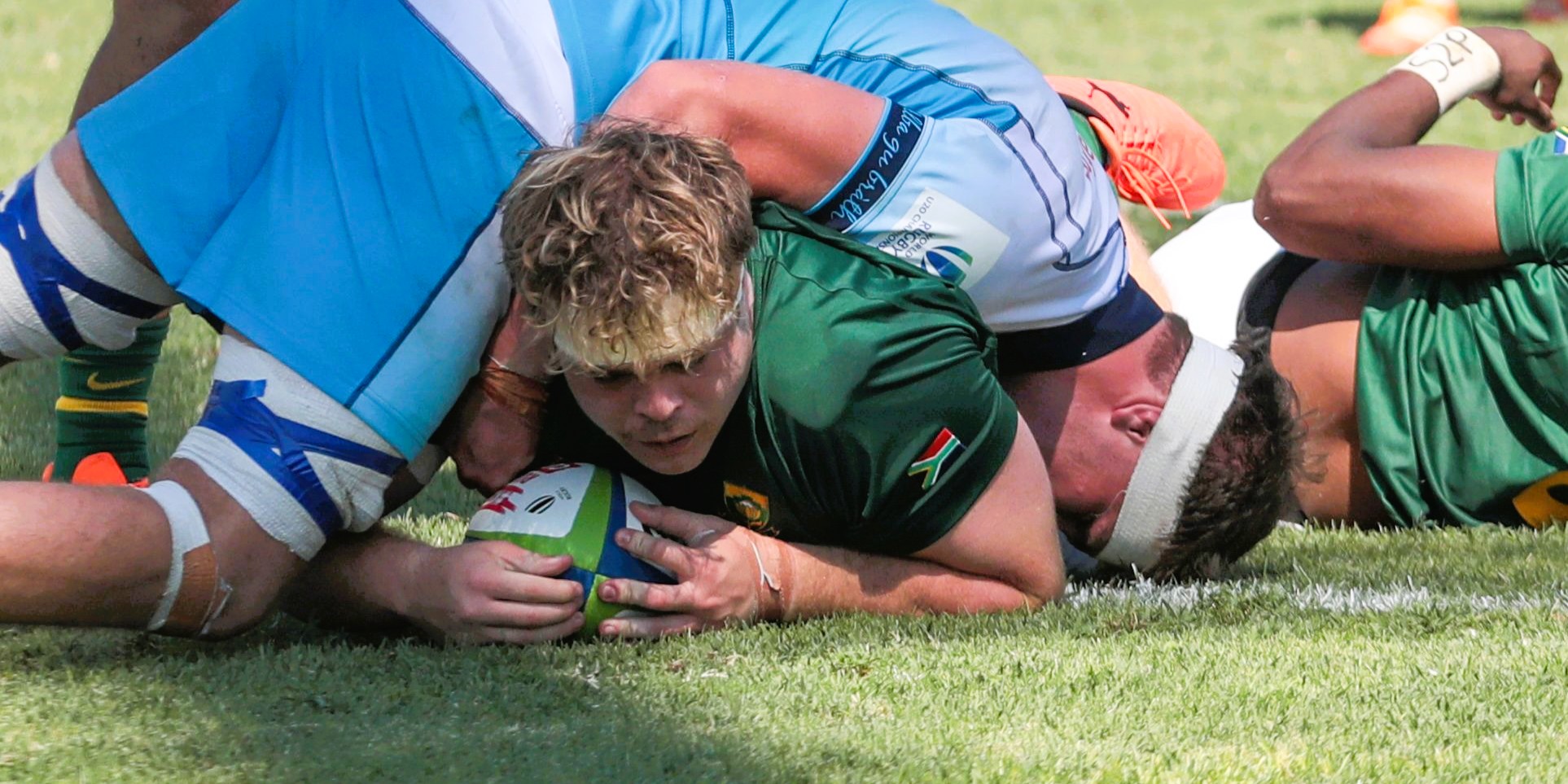 Oliver Reid goes over for his try.