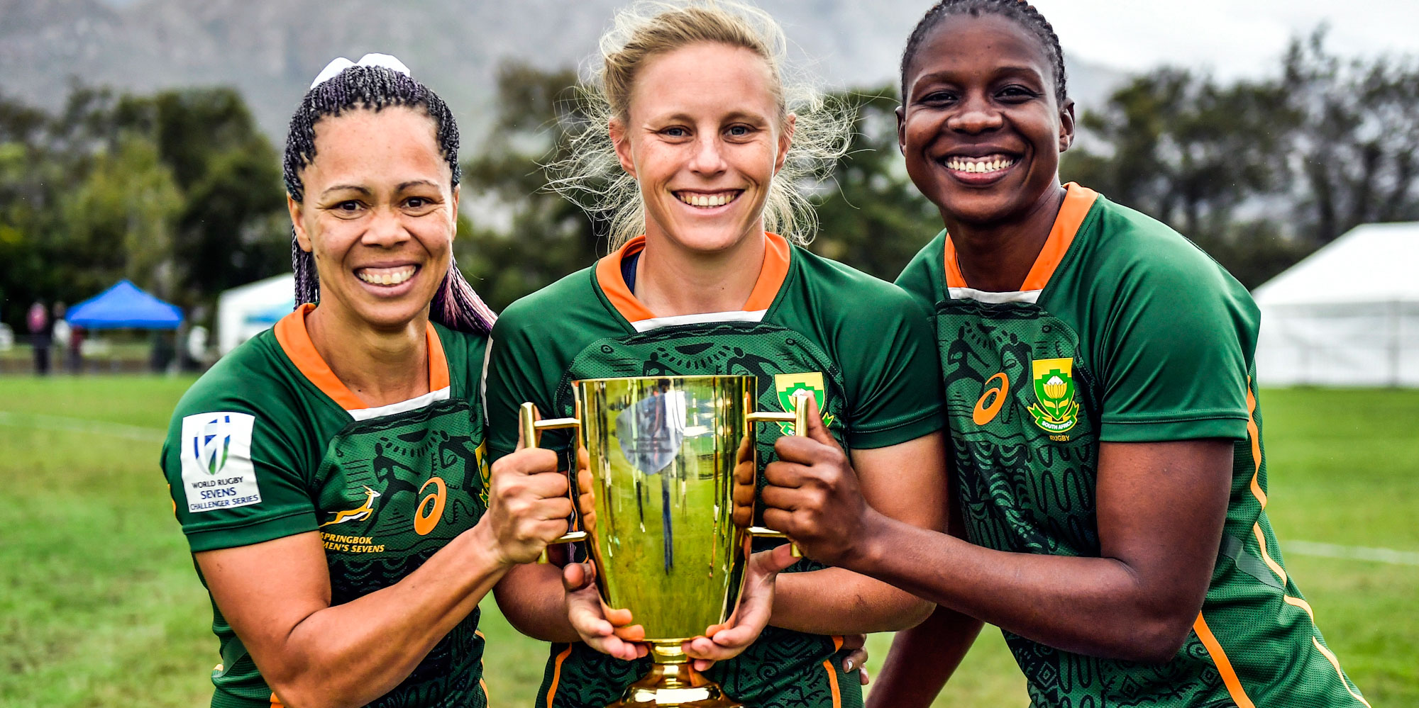 Simmers with Eloise Webb and Rights Mkhari after South Africa won the Challenger Series tournament in Stellenbosch in 2023.
