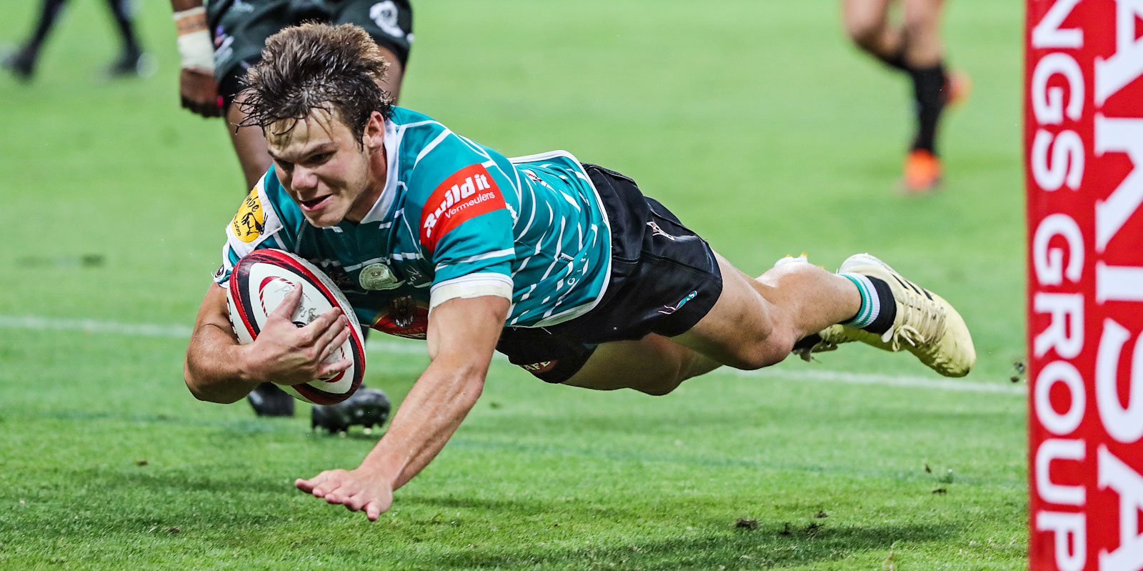 Eduan Keyter crosses the tryline for Tafel Lager Griquas