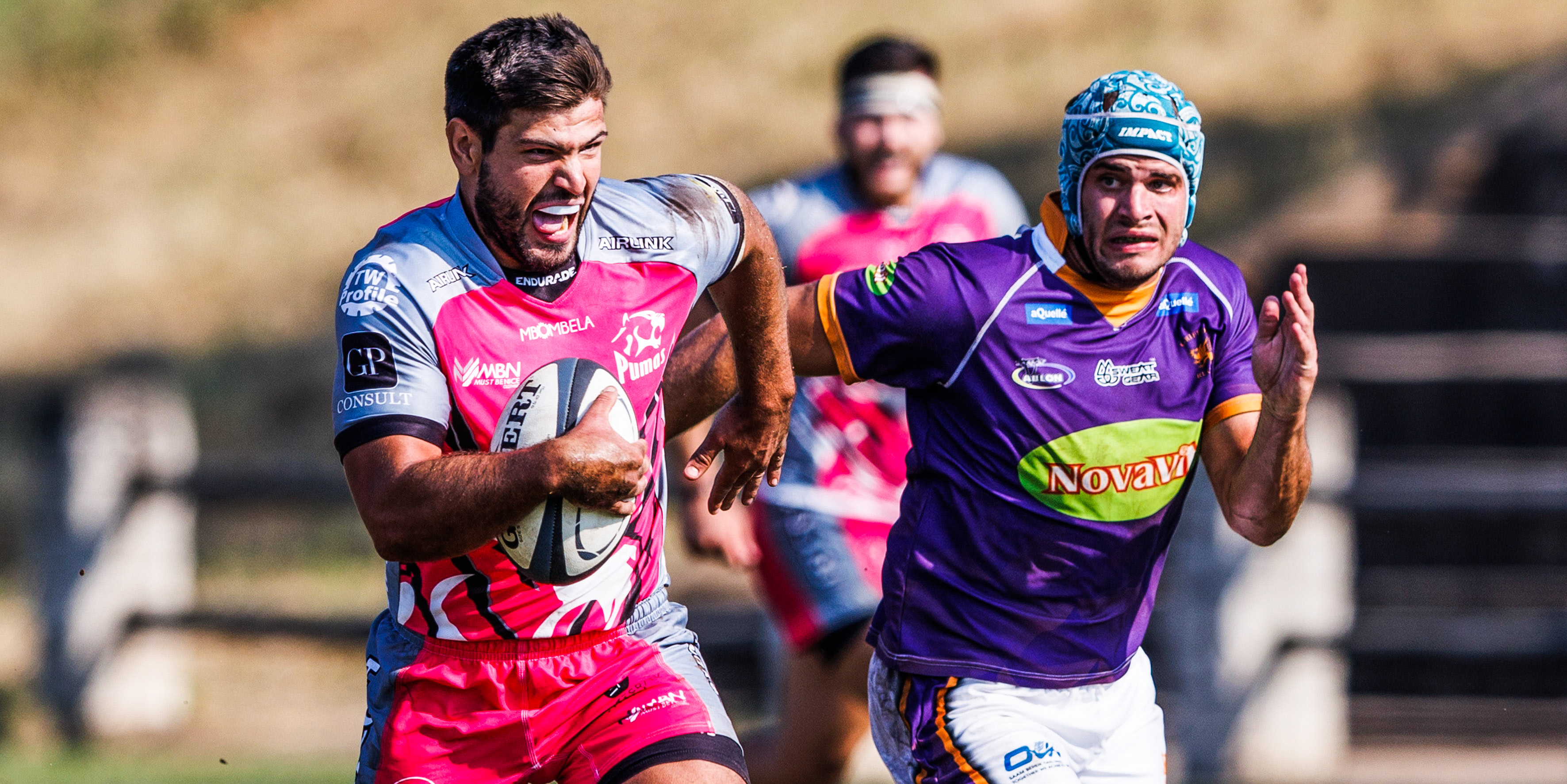 Wian van Niekerk goes on the attack for the Airlink Pumas.