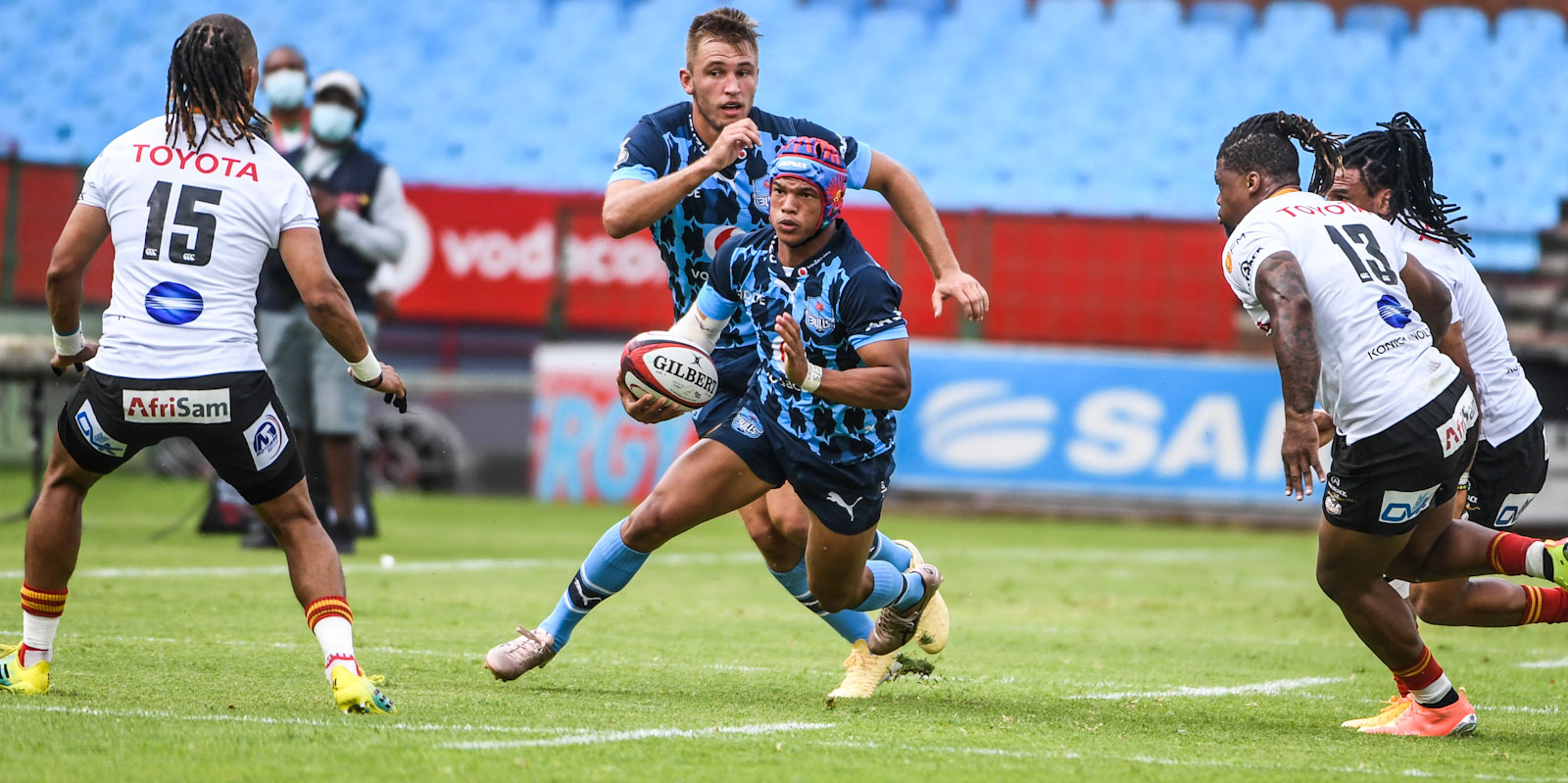 Kurt-Lee Arendse looking for a gap with the Toyota Cheetahs' defence closing in
