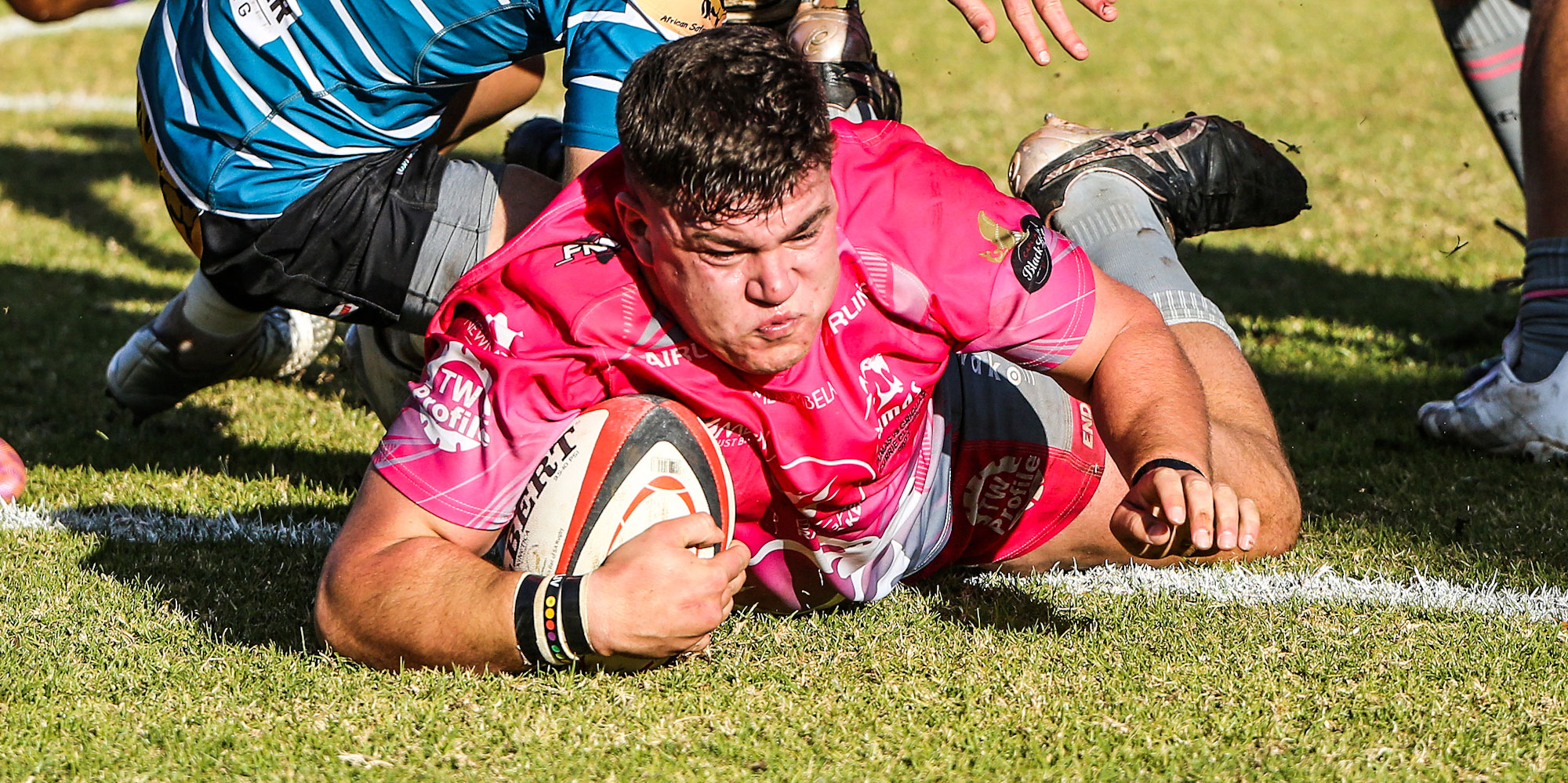 Eduan Swart goes over for a crucial try just before the break that stretched the Airlink Pumas' lead to 18-9.